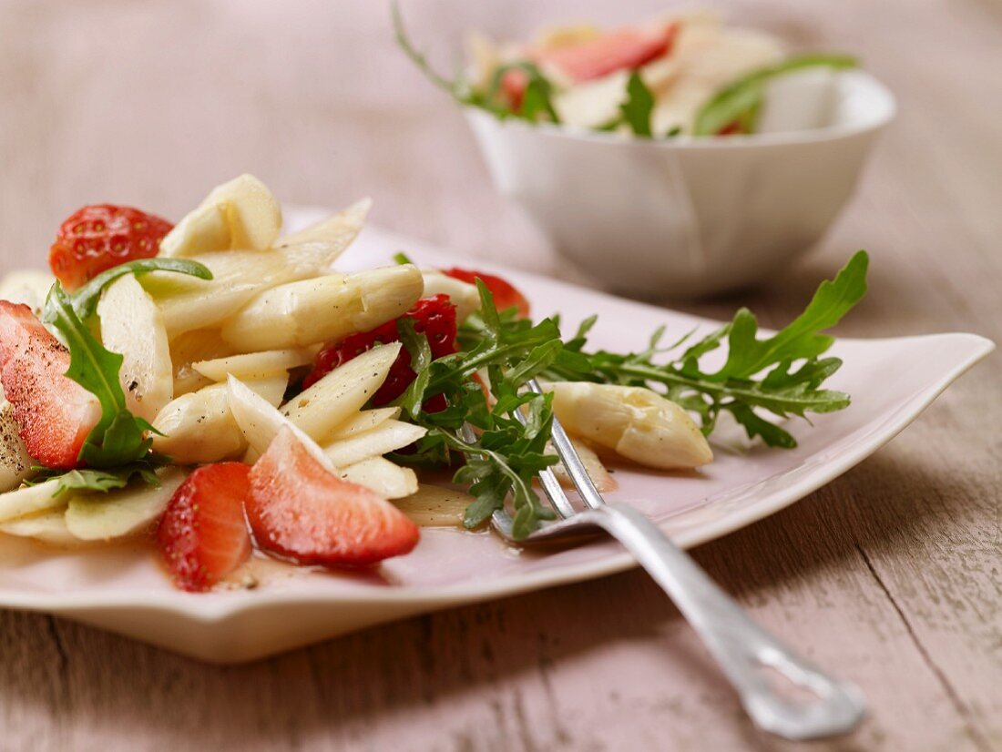 Asparagus & rocket salad with strawberries and vanilla
