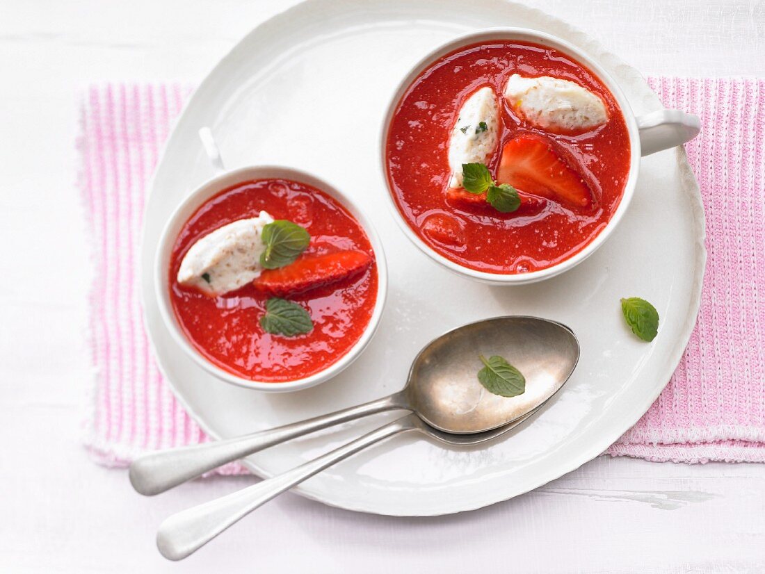Gekühlte Erdbeersuppe mit Ricotta-Nocken