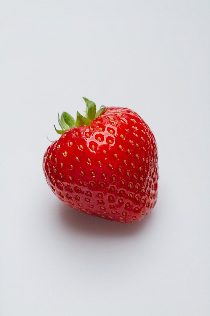 Eine Erdbeere vor weißem Hintergrund