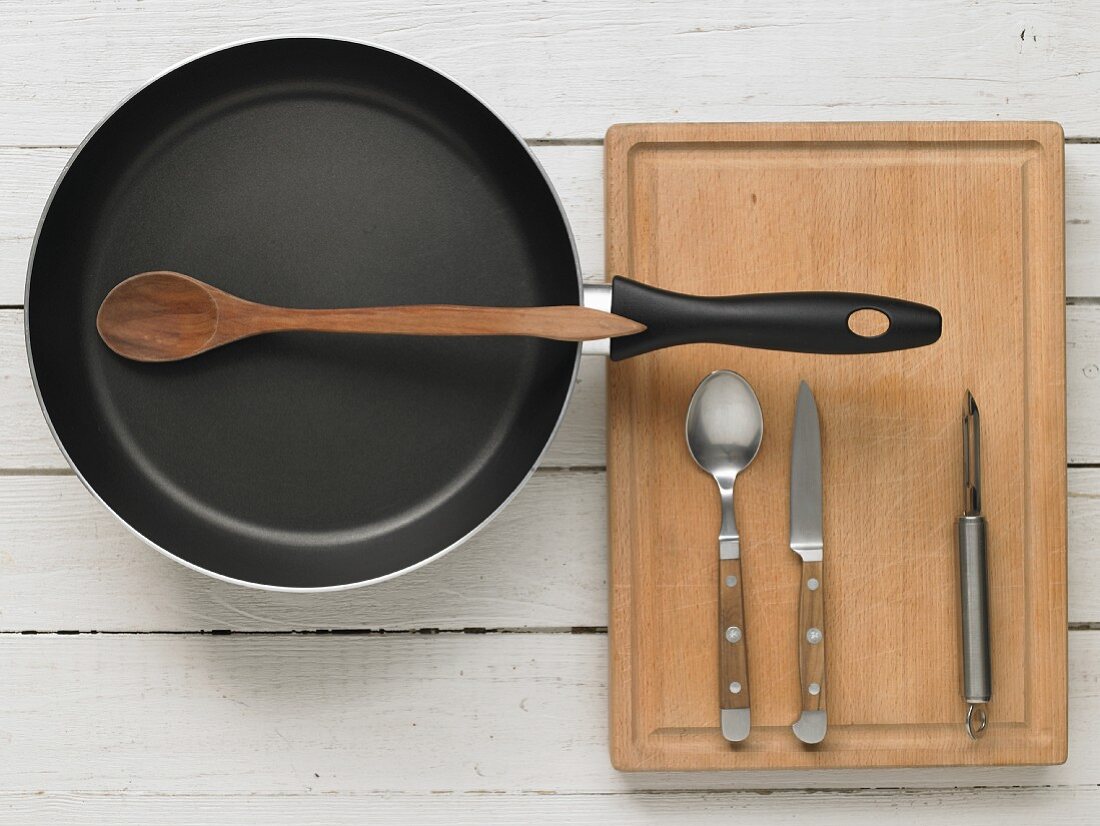 Kitchen utensils for preparing asparagus
