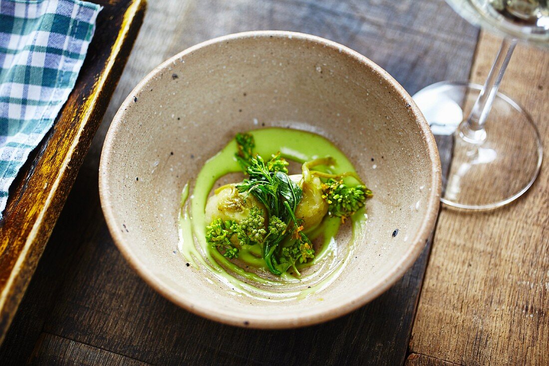 Minikohlrabi mit Rapsblüten und Gurkenschalen-Mayonaise