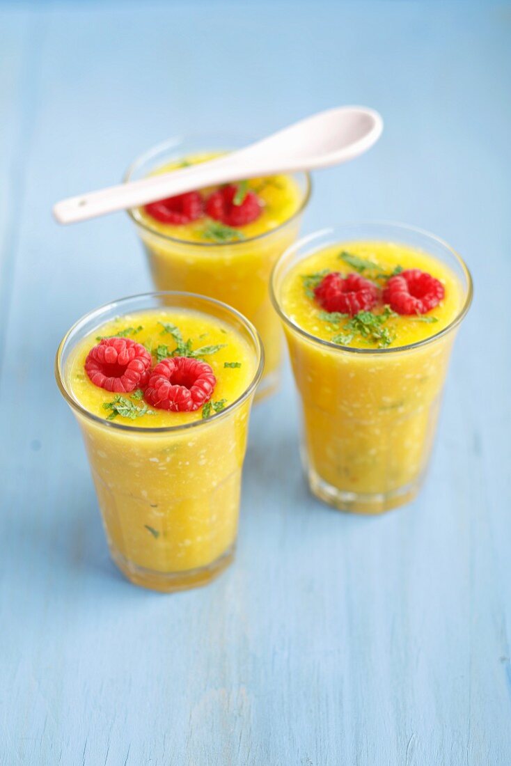 Peach cocktails with raspberries and mint