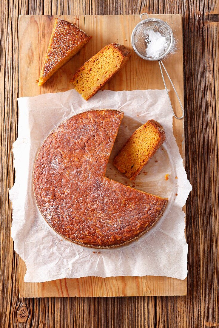 Karotten-Süsskartoffelkuchen, angeschnitten