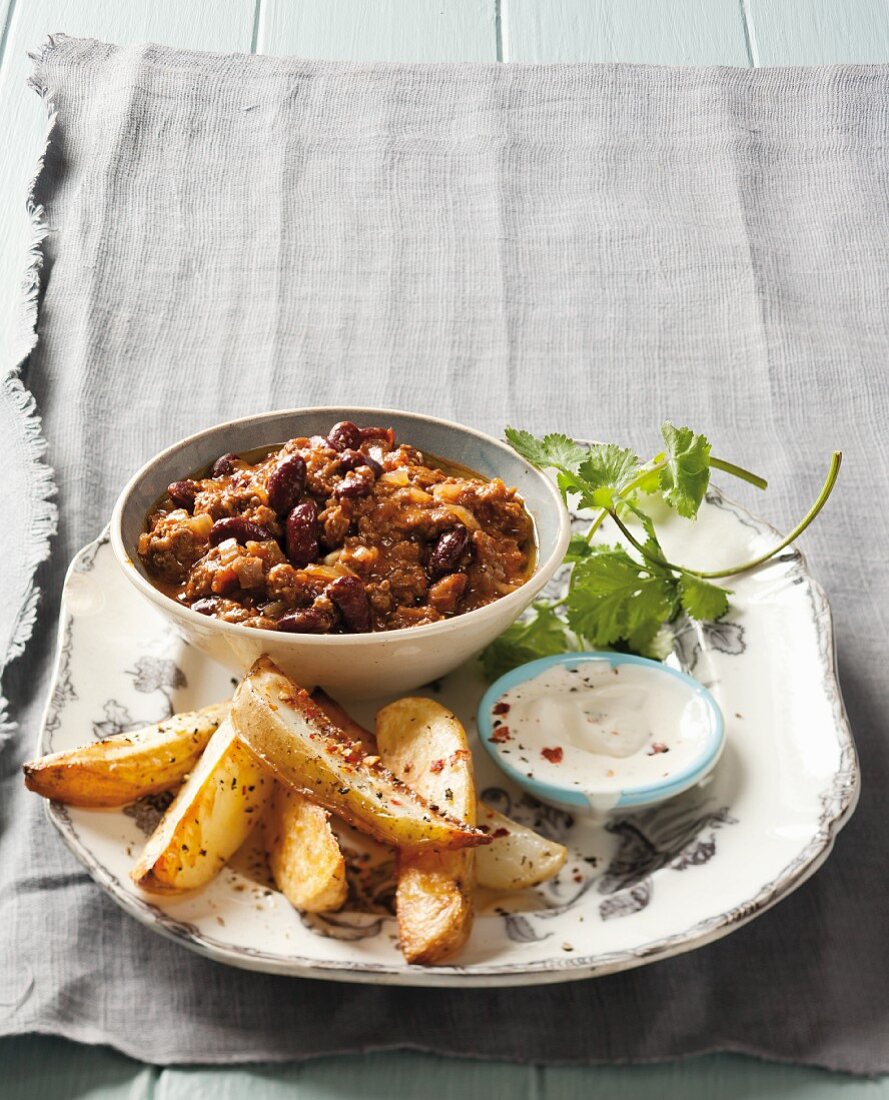 Chili Con Carne mit Potato Wedges und Sauerrahm