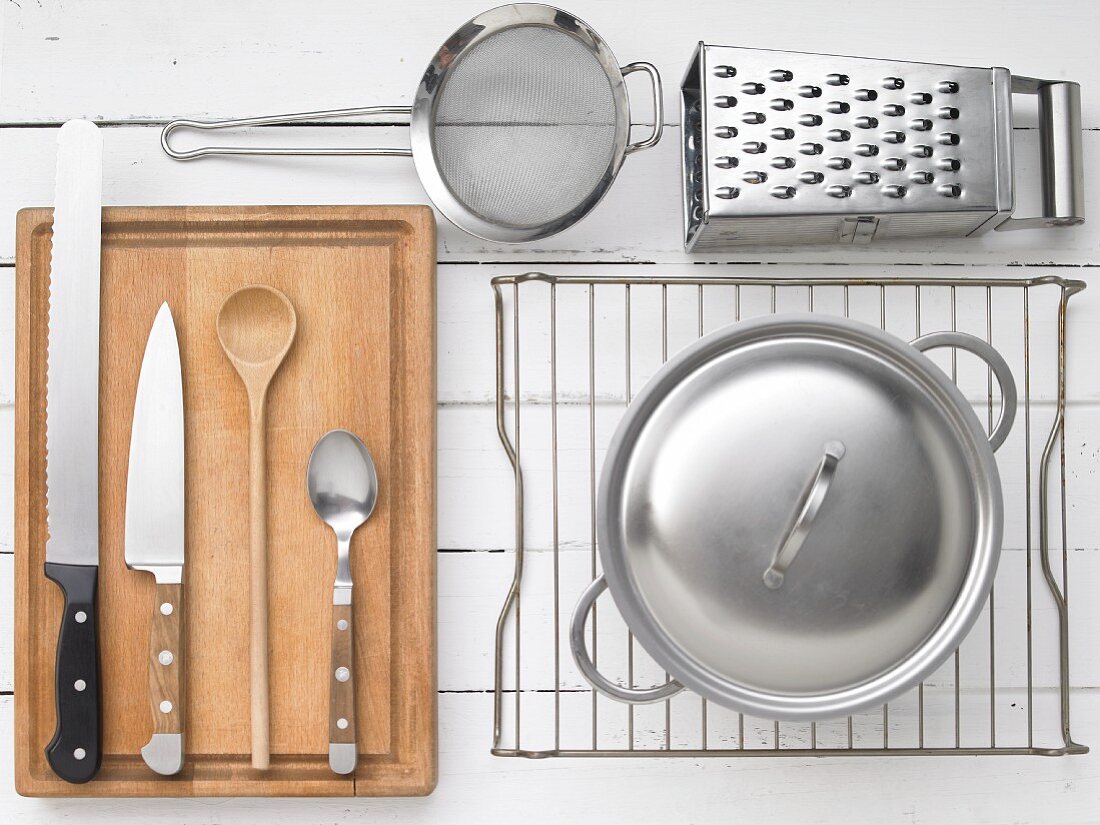 Kitchen utensils for preparing tomato curry with mozzarella