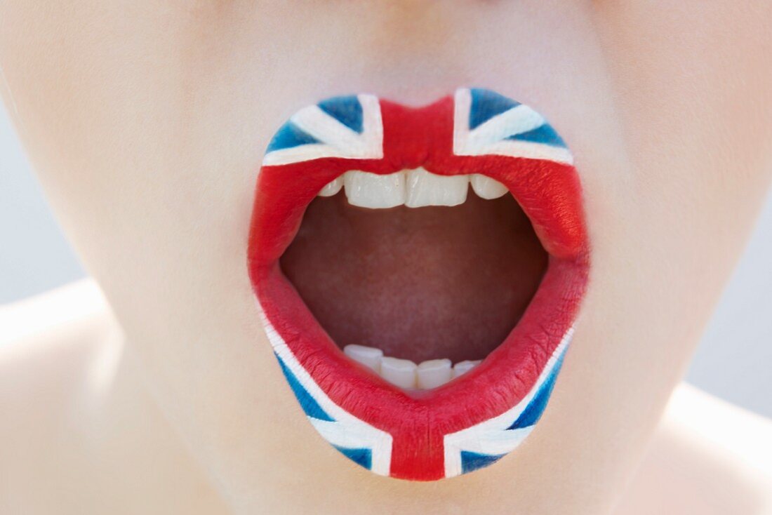 Mund einer Frau mit der Nationalflagge Großbritanniens als Lippenstift