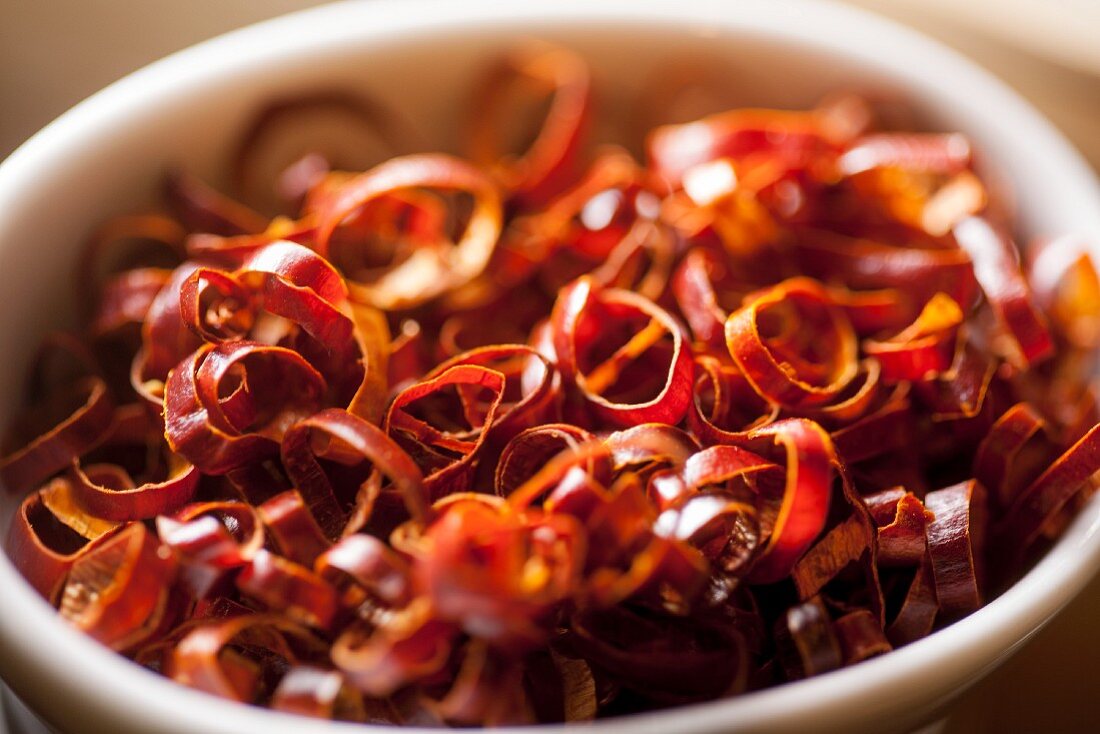 Dried chilli rings in a bowl (close-up)