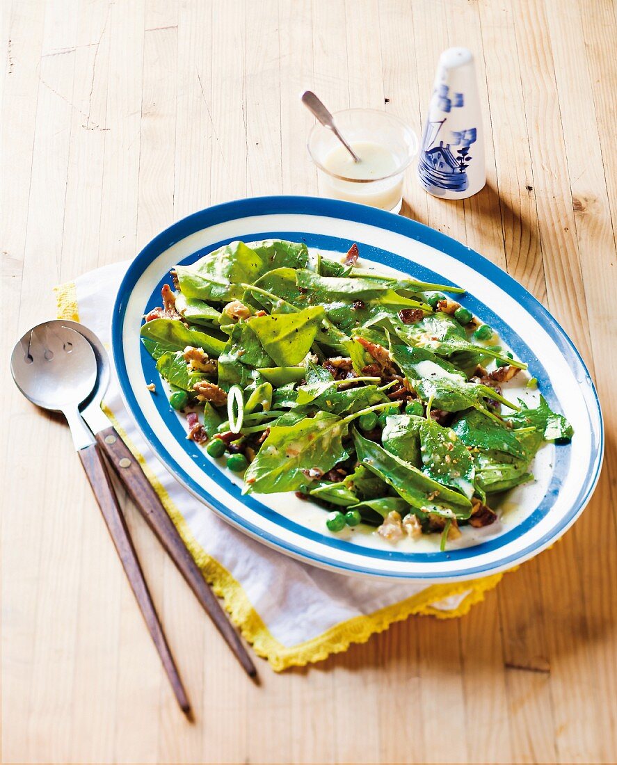Mangetout salad with spinach and bacon