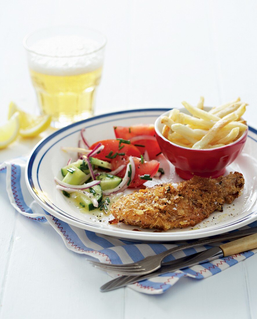 Hähnchenschnitzel mit Parmesanpanade, Gemüsesalat und Pommes