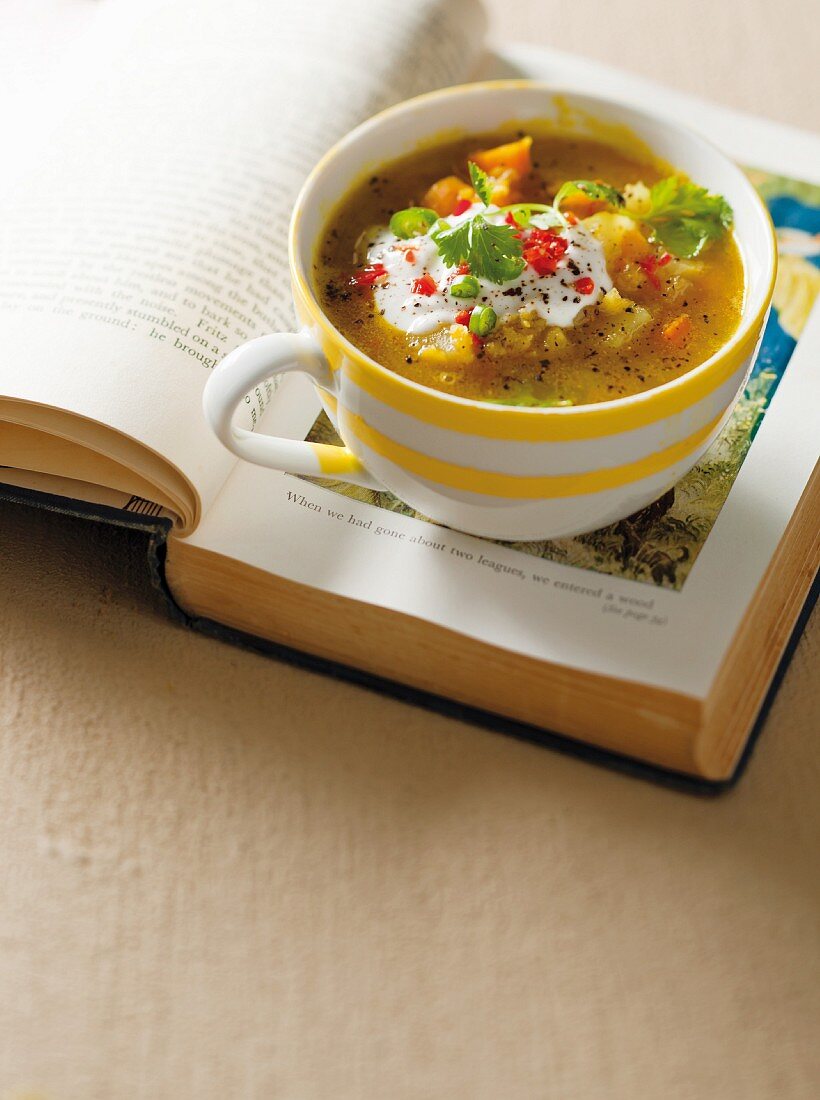 Ingwer-Wurzelgemüse-Suppe mit Spalterbsen