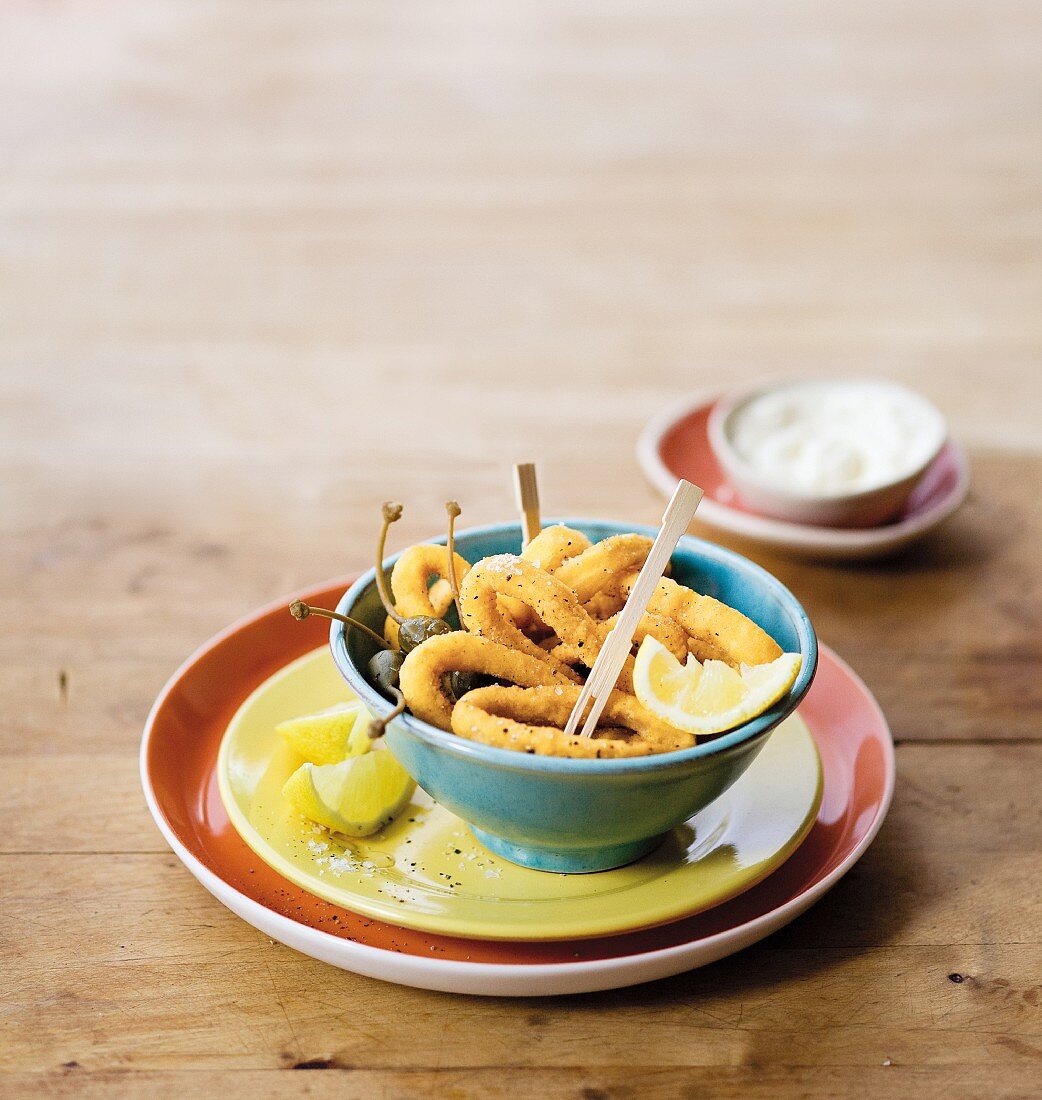 Frittierte Tintenfischringe mit Kapern und Knoblauchmayonnaise