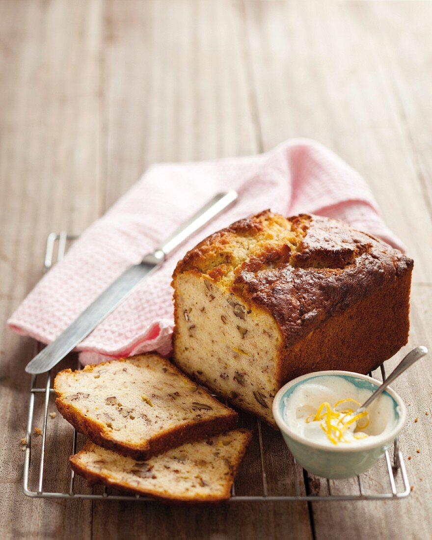 Banana loaf with pecan nuts and citrus cream