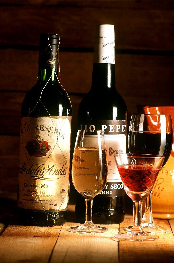 Stillleben mit spanischen Weinen: Rioja und Sherry 'Tio Pepe'
