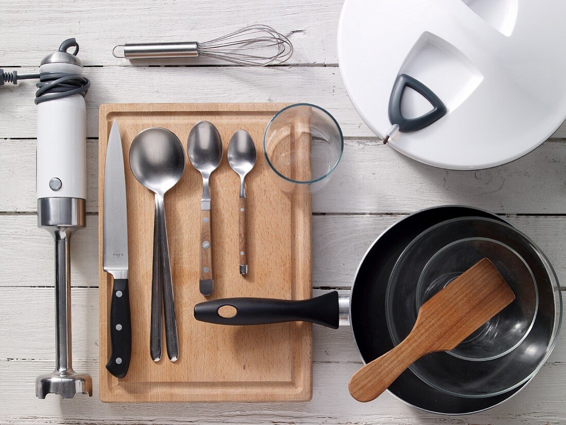 Kitchen utensils for making salad