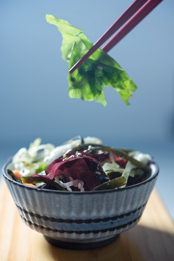 Seetang-Salat im Schälchen mit Essstäbchen (Asien)