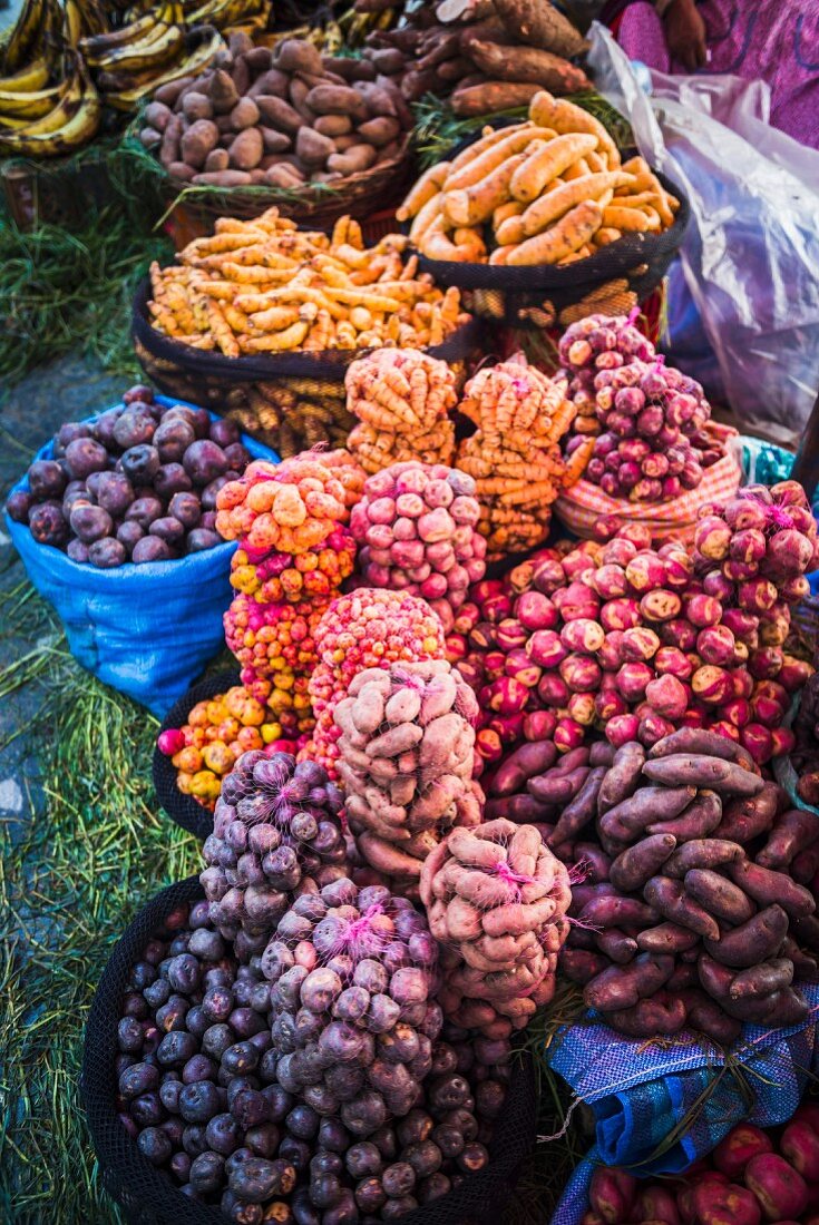 Verschiedene Kartoffeln auf einem Lebensmittelmarkt in La Paz, Bolivien, Südamerika
