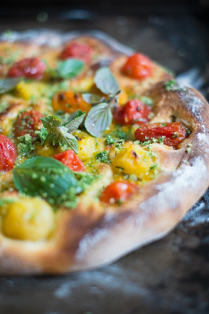 Vegane Pizza mit karamellisierten Tomaten und Basilikumsalz
