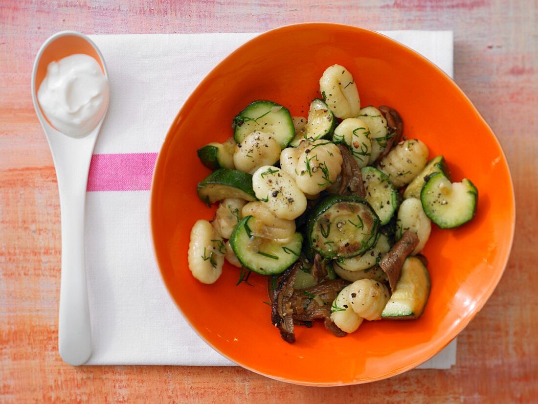 Zucchini-Pfanne mit Gnocchi und Steinpilzen