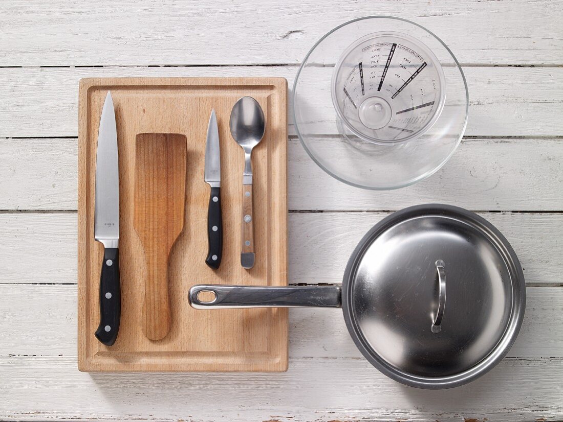 Kitchen utensils for preparing vegetable stir-fries