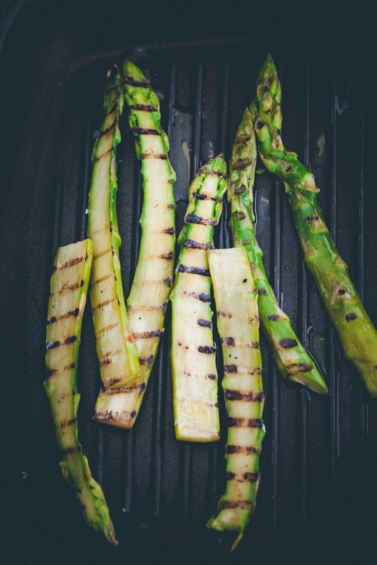 Gegrillter grüner Spargel in Grillpfanne