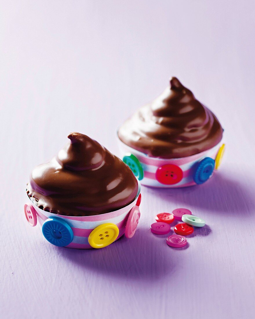 Marshmallow-Cupcakes mit bunten Knöpfen