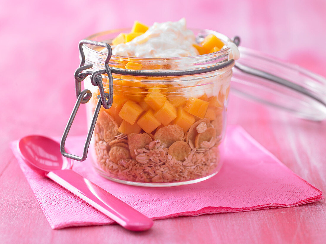 Kokos-Mango-Müsli mit Cornflakes