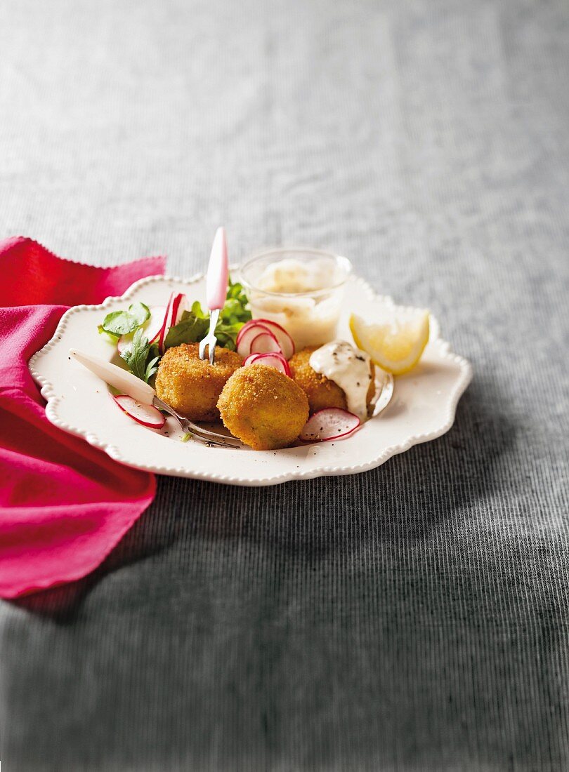 Crunchy crab cakes with olive & caper mayonnaise