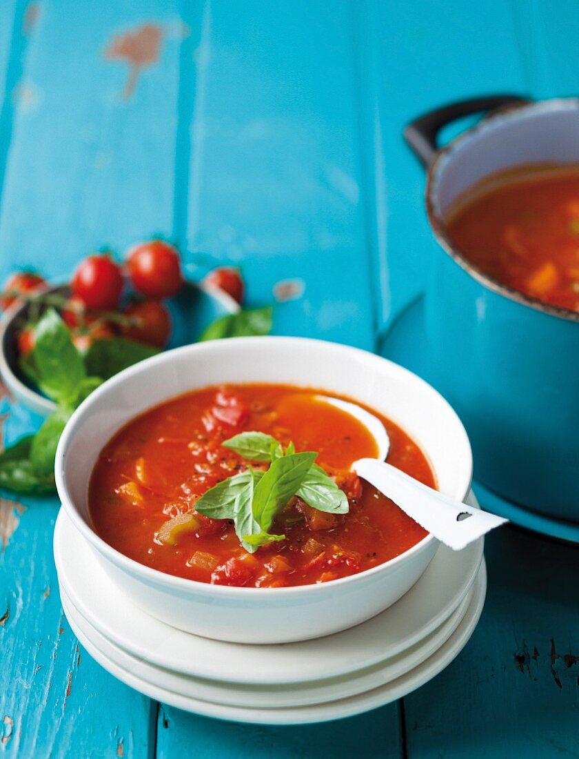 Tomaten-Staudensellerie-Suppe mit Basilikum