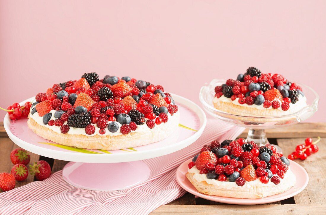 Berry nests with lemon cream