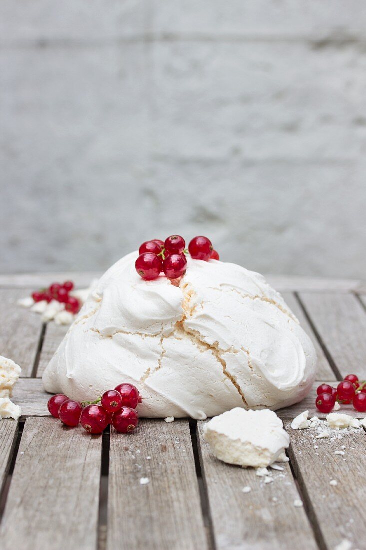 A meringue with redcurrants