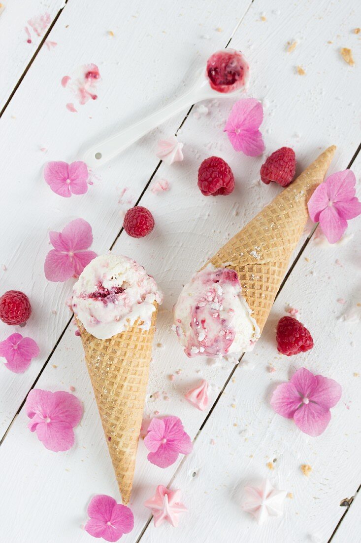 Frozen yoghurt with raspberries and meringue flowers