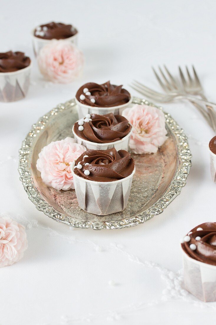Rosen-Cupcakes auf Silbertablett