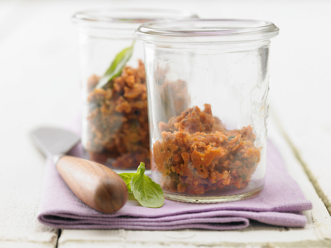 Tomaten-Grünkern-Creme mit Oliven