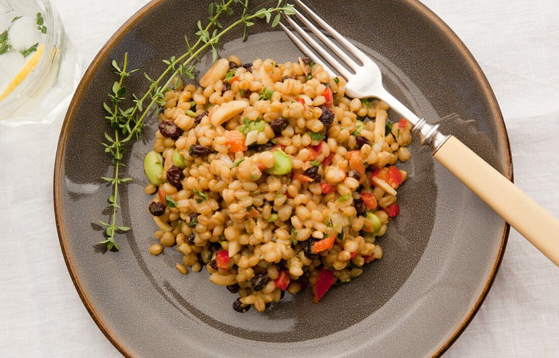 Wheat salad with curry and vegetables