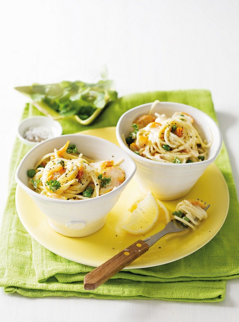 Spaghetti mit geräuchertem Schellfisch und Erbsen