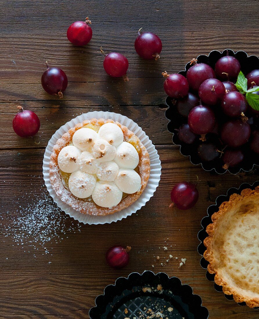 Gooseberry tart with fresh gooseberies and a meringue topping