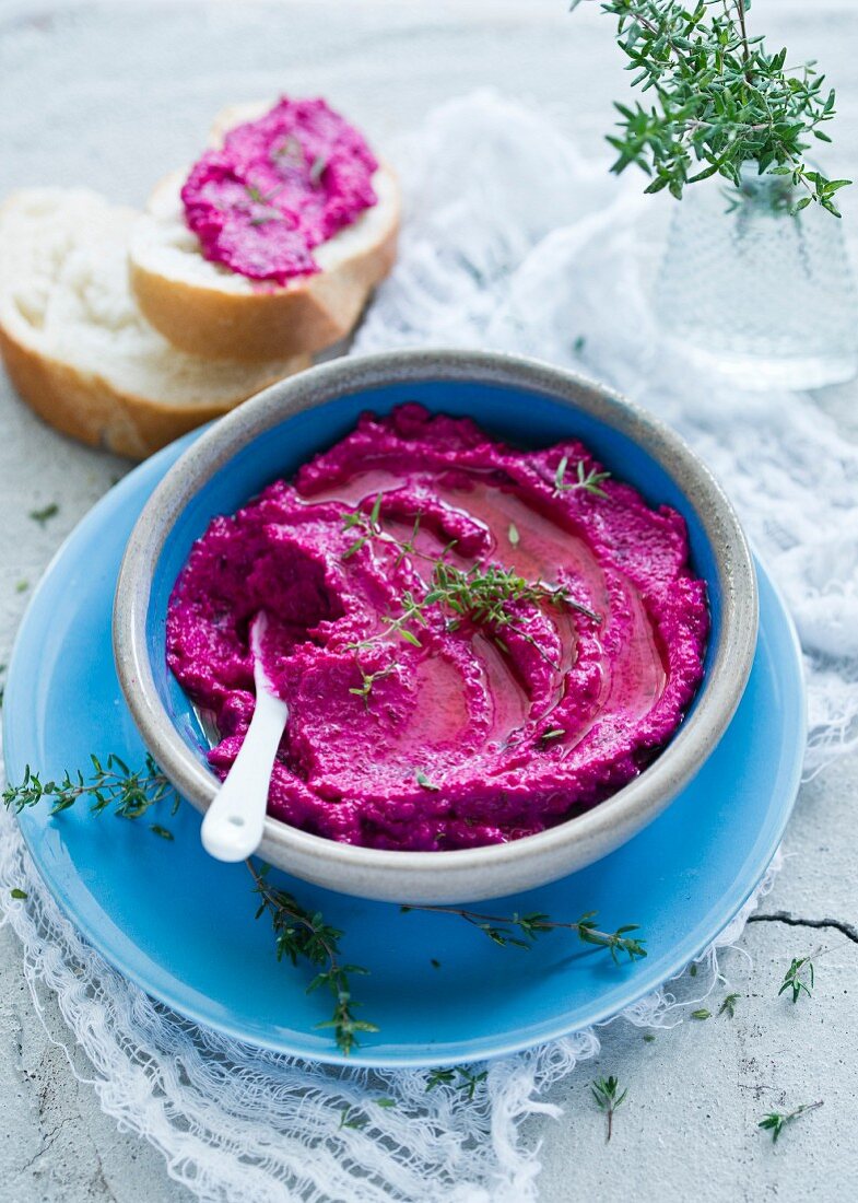 Rote-Bete-Dip mit Ziegenkäse