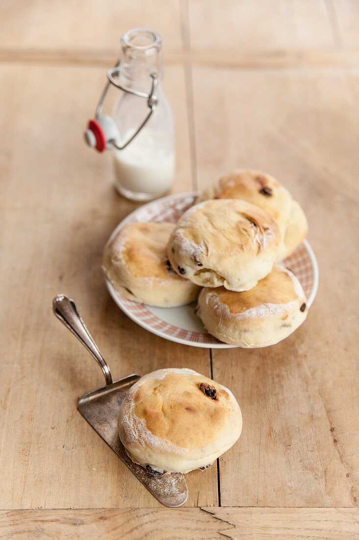 Scones auf Teller und Kuchenheber