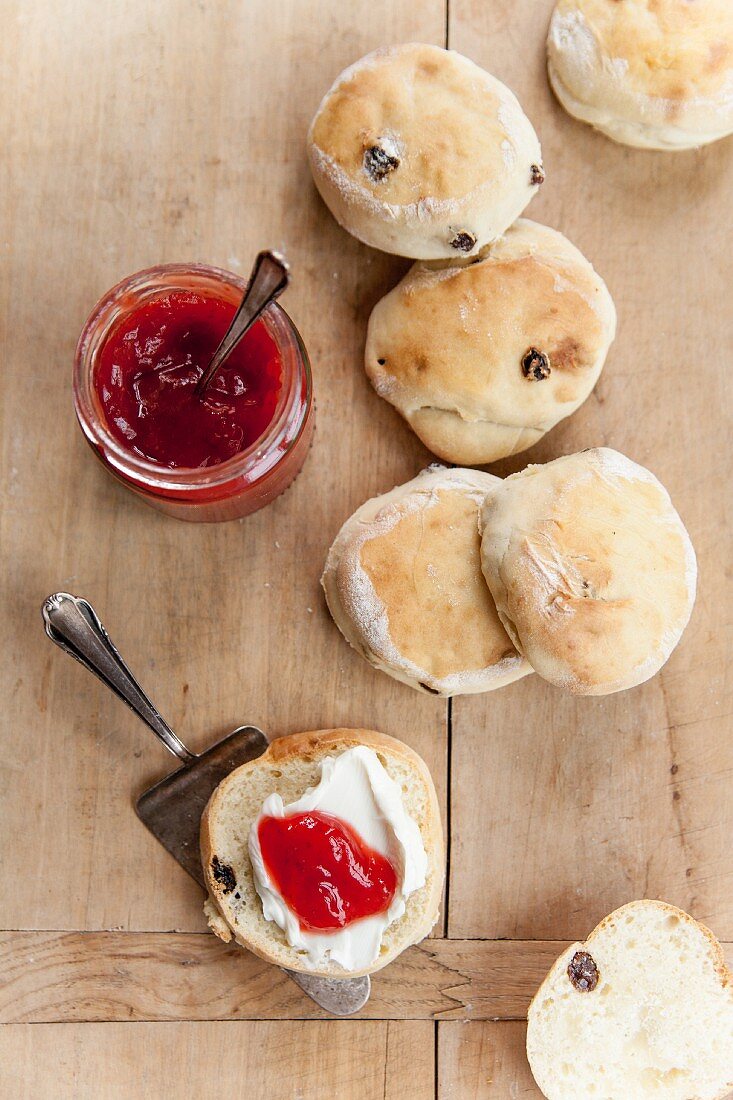 Scones mit Clotted Cream und Erdbeermarmelade (England)