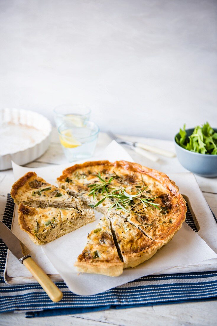 Quiche mit karamellisierten Zwiebeln, Blauschimmelkäse und Rosmarin, angeschnitten