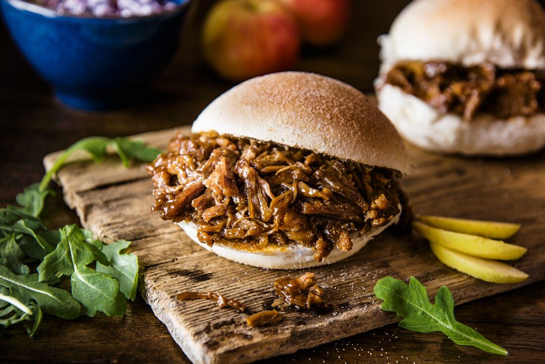 Pulled Pork Burger mit Apfel und Salat