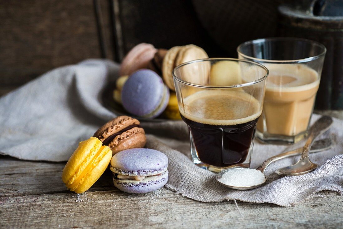Verschiedene hausgemachte Macarons und Kaffeegläser