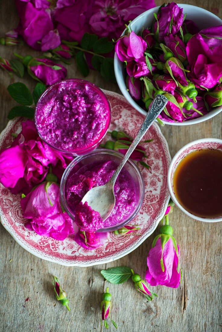 Marmelade aus frischen Rosenblättern