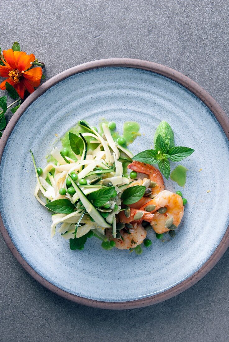 Nudelsalat mit Garnelen und Zucchini