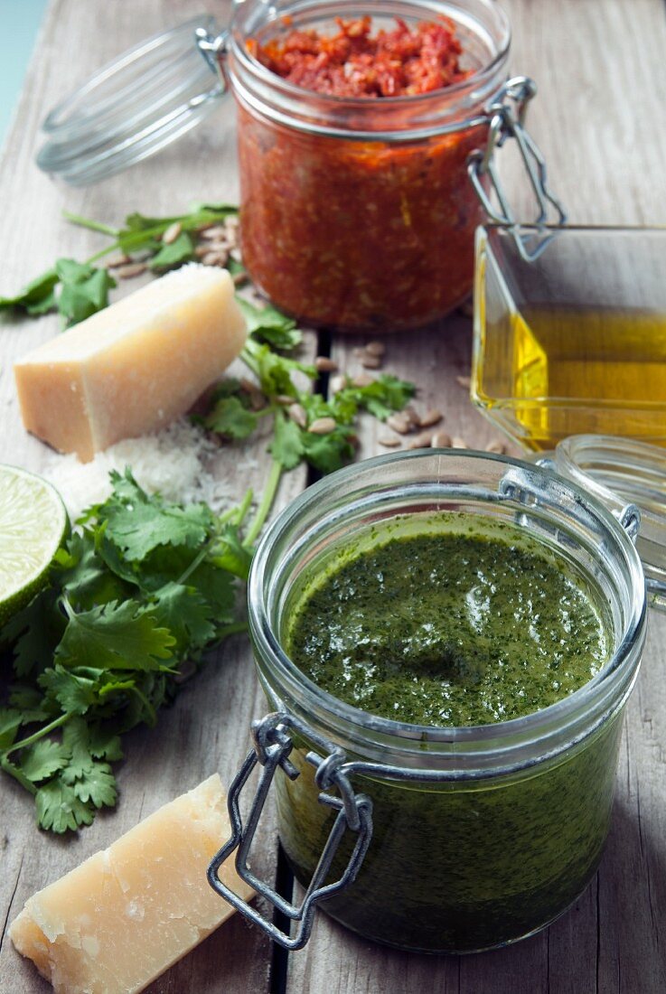 Grünes und rotes Pesto im Glas