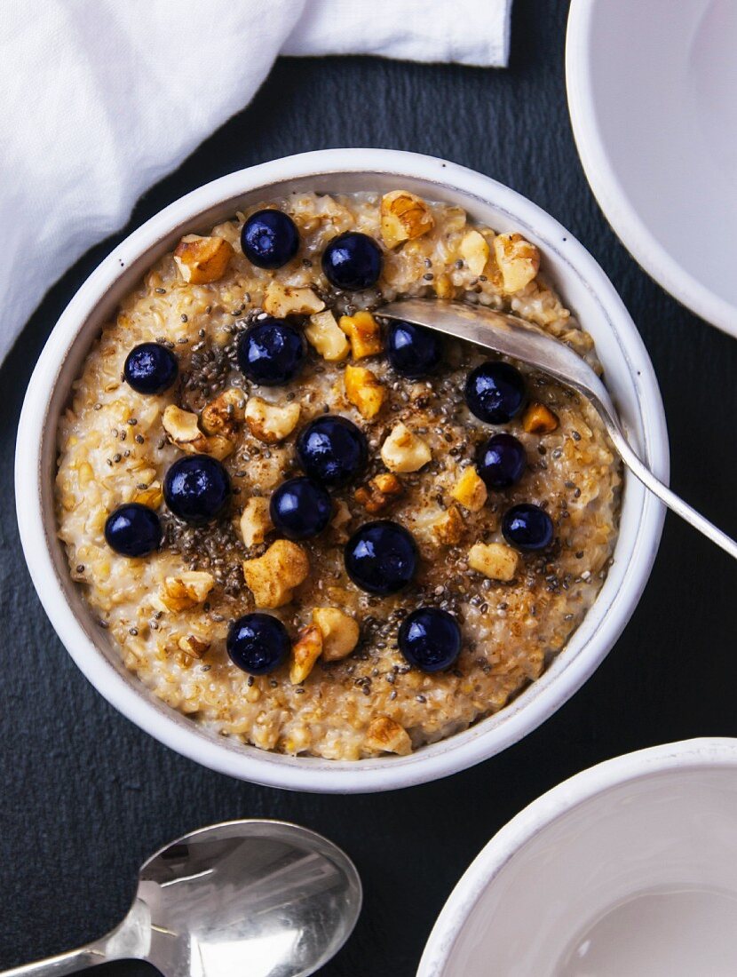 Porridge with blueberries, chia seeds and walnuts