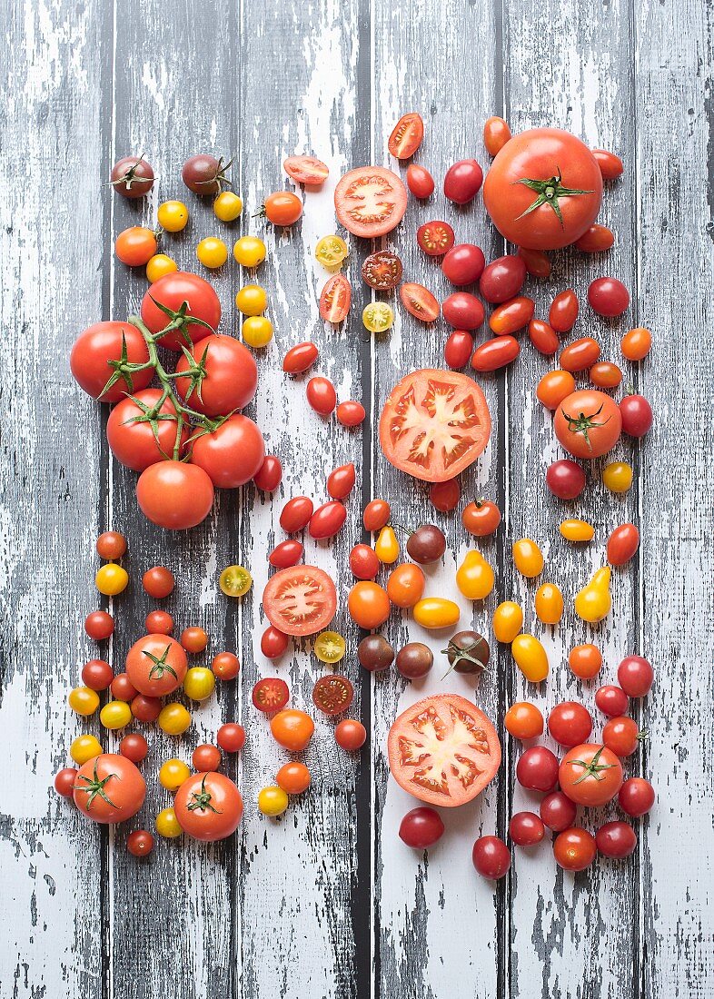Verschiedene Tomaten auf Holzuntergrund