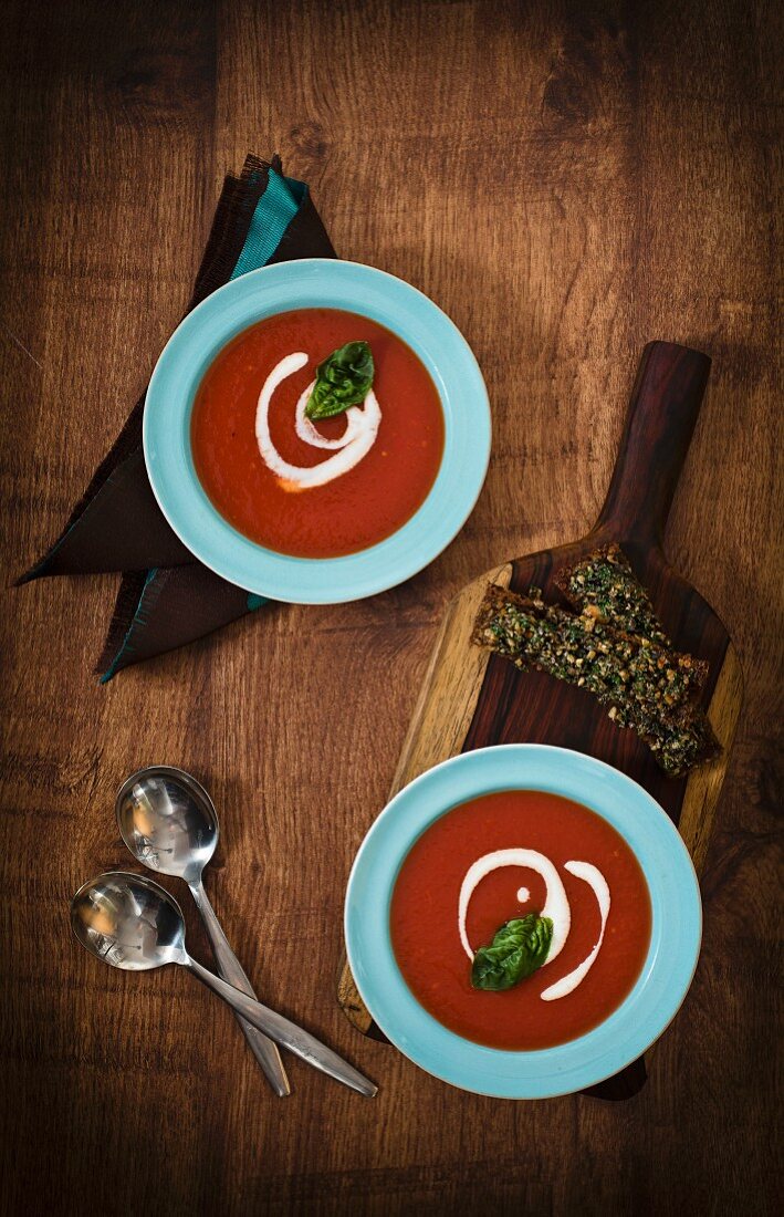 Tomatensuppe mit Basilikum und Creme fraiche