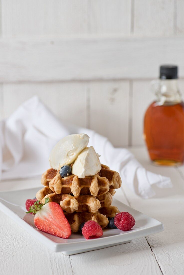 Waffeln mit Mascarpone, Beeren und Ahornsirup