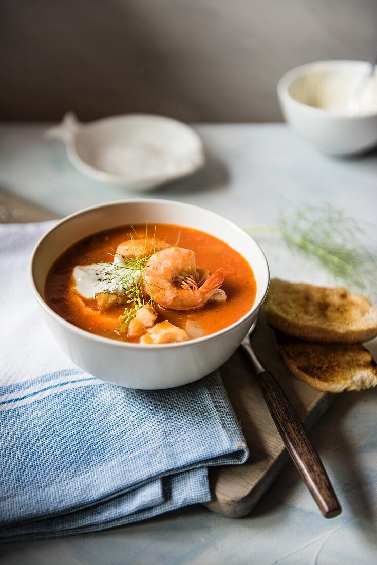 Fischsuppe mit Garnelen, Knoblauchmayonnaise und Röstbrot